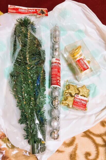 ダイソーのクリスマスツリーと飾り